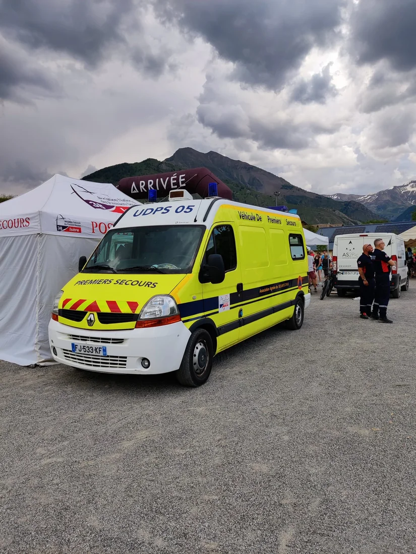 dps-ambulance Véhicule de premiers secours de l’UDPS 05 sur un dispositif